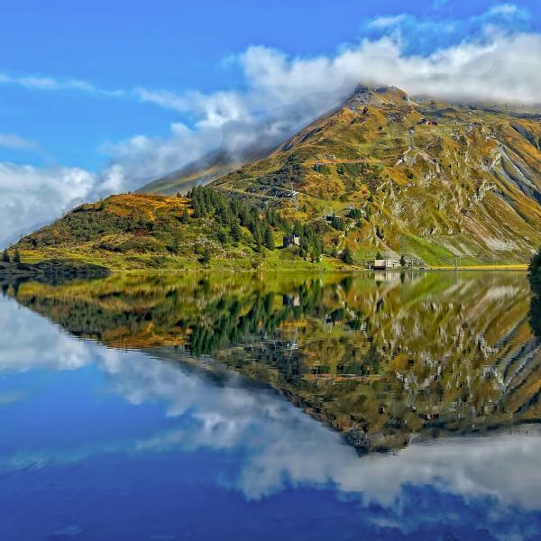 Berglandschaft spiegelt sich im Wasser