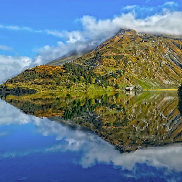 Berglandschaft spiegelt sich im Wasser