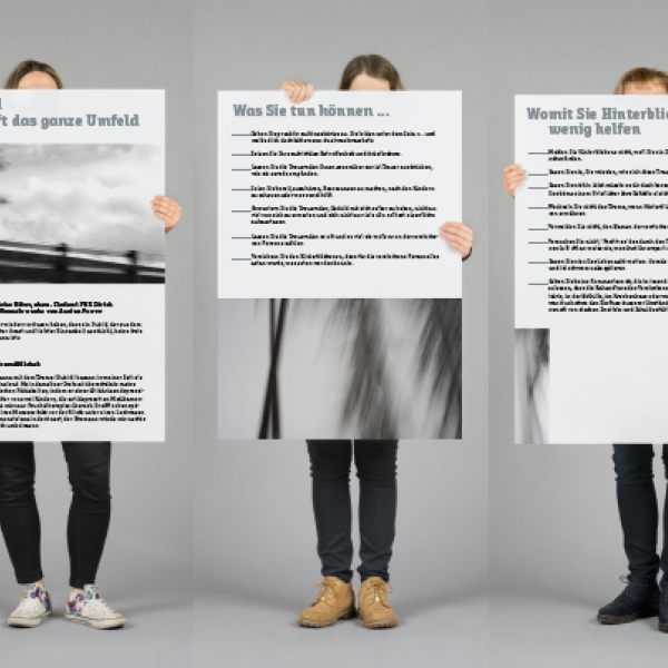 Drei Personen halten Plakate mit Aussagen vor sich